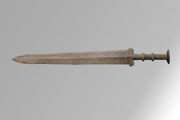 图为南山遗址出土的青铜剑.