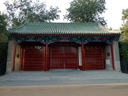 中国大学使用时改名逸仙堂,今为国家教育部址,中国教育基金会所在地.