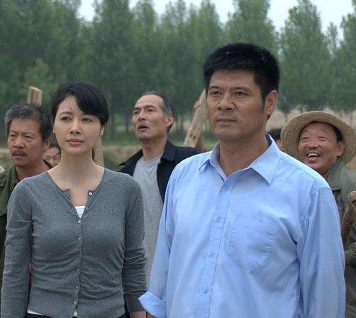 近日,由孙洪涛主演的农村励志题材电视剧《乡里彩虹城里雨》正在河南
