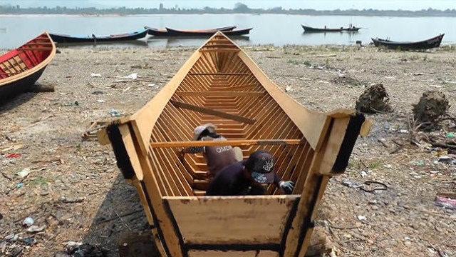缅甸船匠在河边造木船,过程看着很简单