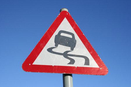 警告湿滑路标照片
