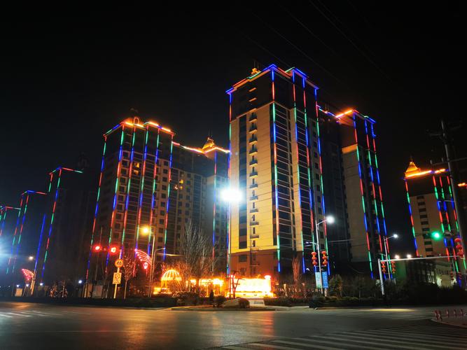2月13日晚,元宵节临近,河北平乡县居民楼灯饰色彩绚丽.