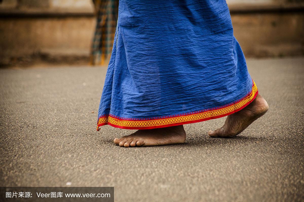 穿着传统服装的印度人的脚