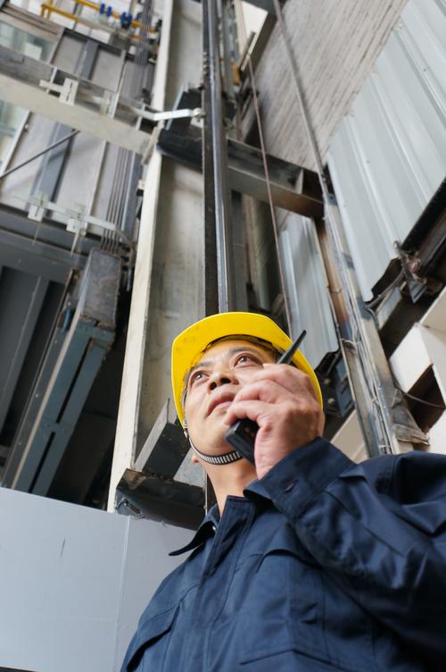 钳工操作技能及电子,电工微机等理论知识,还需熟练掌握电梯日常维修