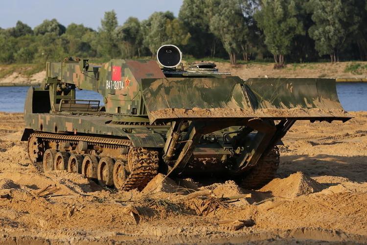 解放军gcz-112l履带装甲工程车参赛照