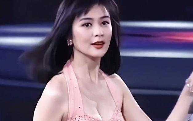 不愧是香江第一美女61岁的关之琳拍时尚大片美背玉腿太吸睛