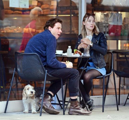 【高清】西尔莎·罗南和男友杰克·劳登9月6日伦敦外出吃早餐和遛狗