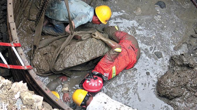 挖开淤泥救援坠井工人"当急救人员告诉我工人没有生命危险时,我才松了