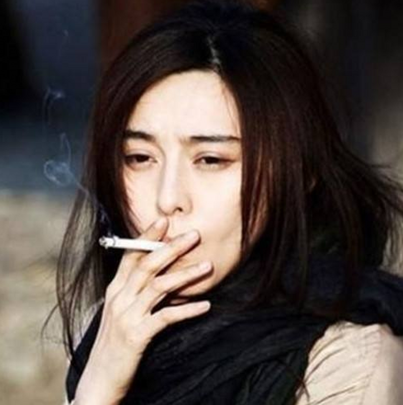 6位女明星的吸烟姿势,baby熟练,刘诗诗妩媚,赵丽颖亮了!
