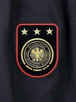 英媒称德国队世界杯新球服酷似纳粹制服(图)
