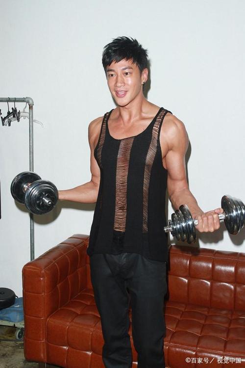 何润东在健身被偷拍,45岁依然肌肉爆棚,气质不减当年