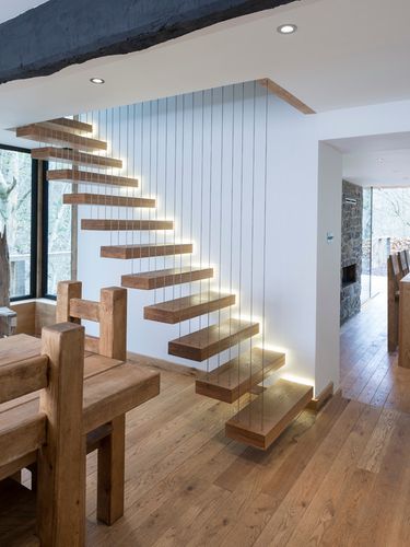 悬挂式木制楼梯