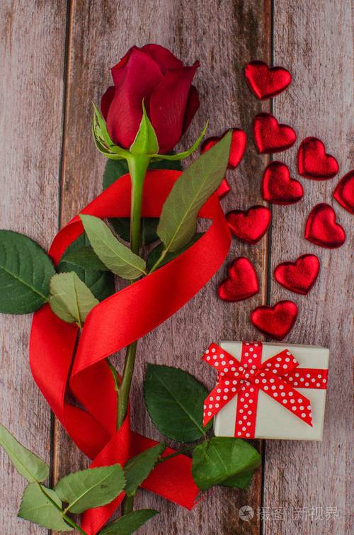 红玫瑰和情人节的心在木头上文本复制空间