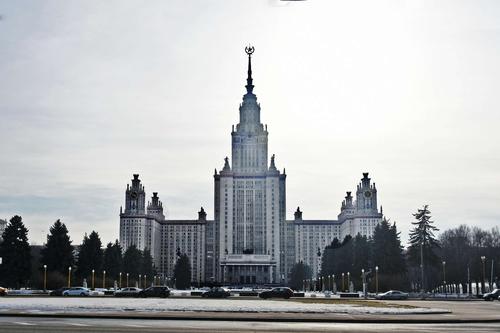 还是前苏联的建筑,依然伟岸,气派!由于是逆光,照片拍的不怎么理想.