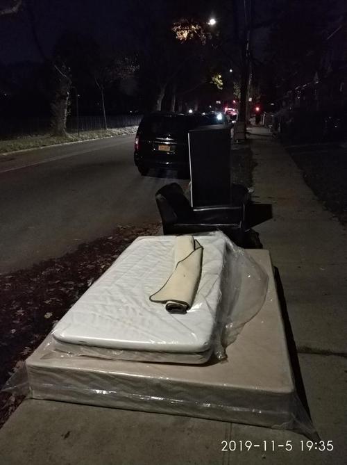 路边的床垫