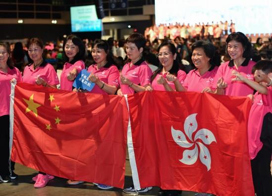 8月25日,全港妇女守护家园大集会与会者与国旗和香港特区区旗合影