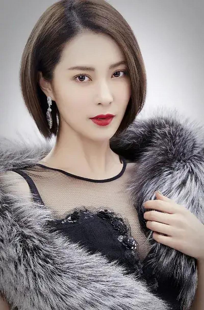 胡然是一位知名的中国内地女演员,她的气质时尚性感,既有女人的撩人