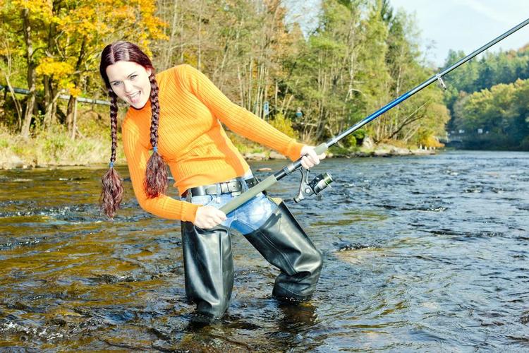 在捷克共和国 otava 河里钓鱼的女人