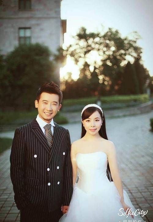 32岁农民歌手王二妮,晒和老公童年旧照,结婚三年未生孩子!