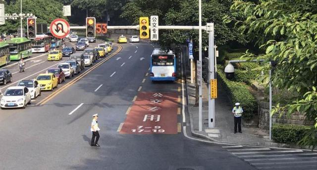 李克平:为什么公交优先信号控制需要专用的公交信号灯?