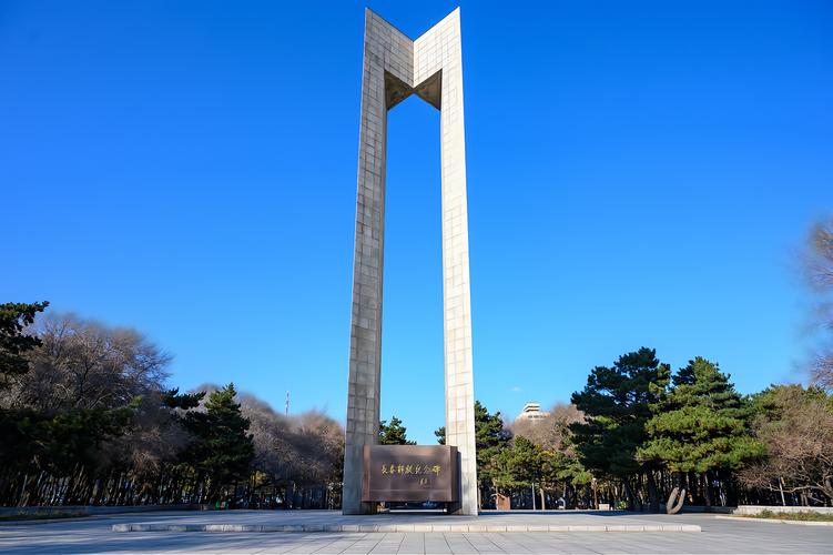 长春地标建筑之一:长春解放纪念碑,高30多米,仿佛一座巨门