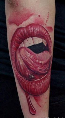 手臂可怕的彩色血腥嘴与舌头纹身图案