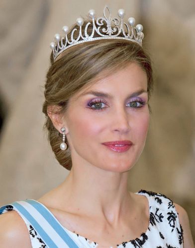 西班牙王后一袭粉色红裙亮相颁奖礼,她比凯特大,却偏偏更显年轻_腾讯