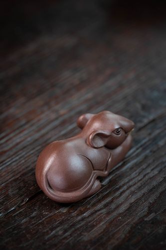 紫砂茶宠老鼠摆件纯手工雕塑元宝米老鼠创意茶具可养宜兴厂家直销