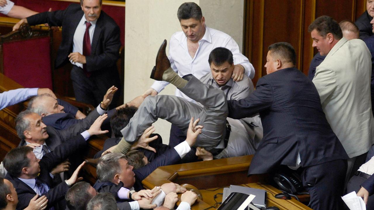 立陶宛之后,又一国议会上演"全武行",议员互殴,场面混乱不堪