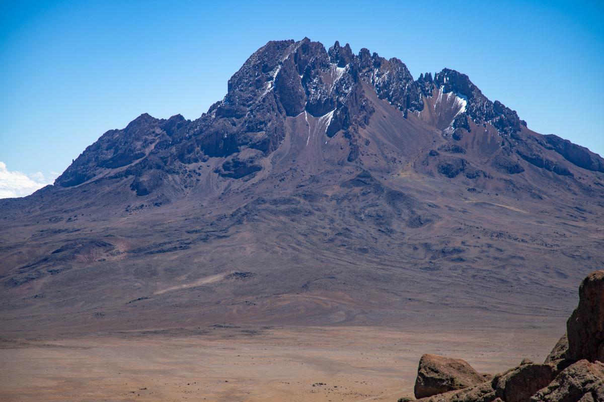 乞力马扎罗山(kilimanjaro)位于坦桑尼亚东北部及东非大裂谷以南约160