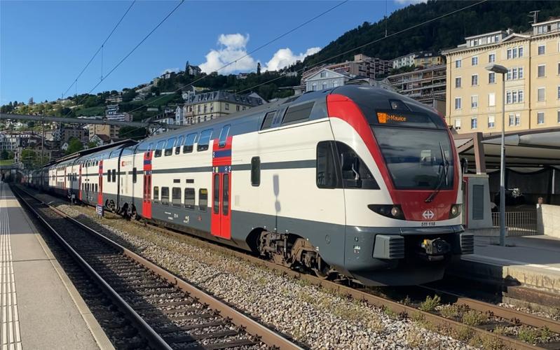 瑞士联邦铁路rabe511双层动车组4 4重联编组re线st-maurice方向列车