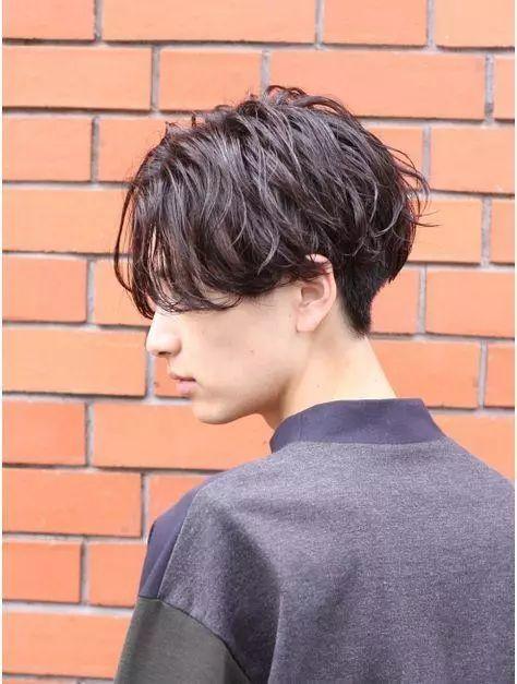男生卷发⑦ 卷浏海这款发型是利用发夹烫来完全释放大人性感,并剪个