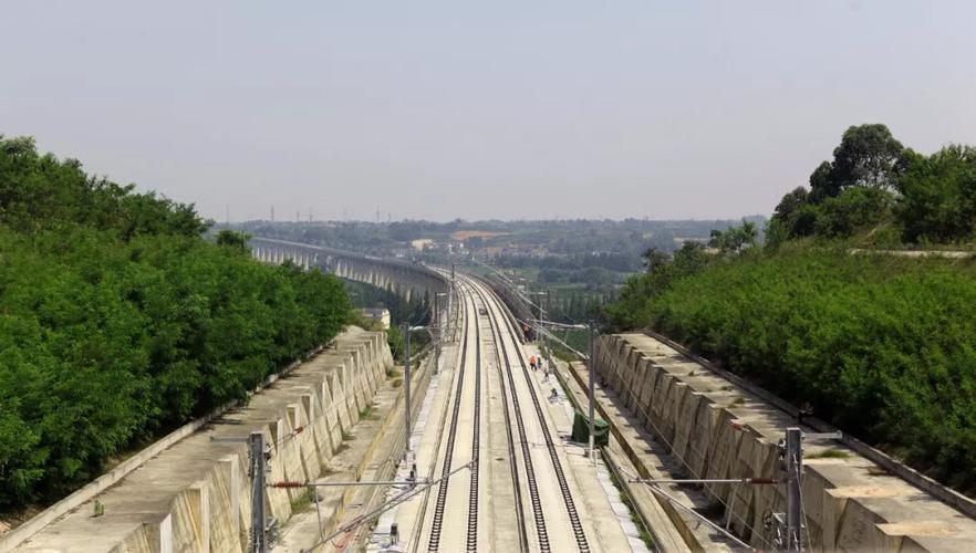 据县交运局相关负责人介绍成蒲铁路线路起于成都西站止于蒲江朝阳湖站