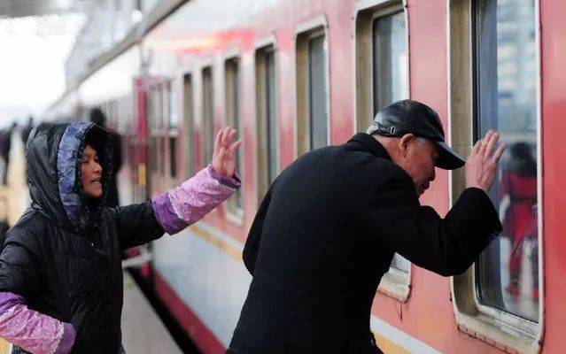 春节返程:火车站离别场景催人泪下,写满不舍与眷恋