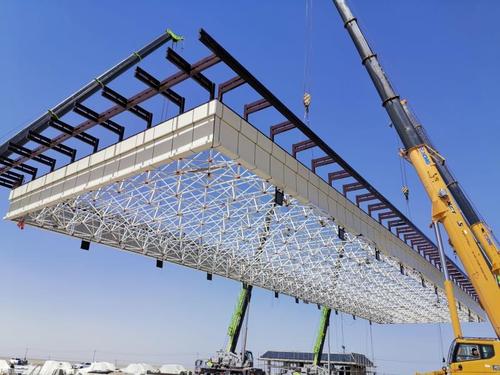安装工程有限公司g215线柳敦房建项目西湖收费站收费大棚钢网架吊装
