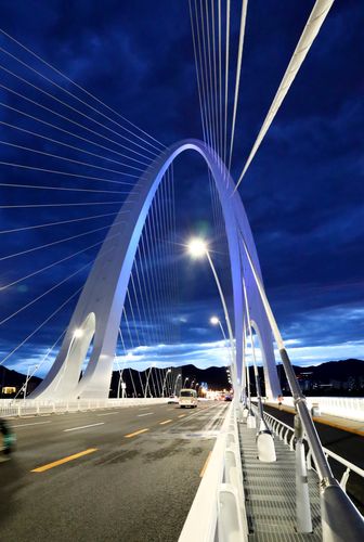 夜幕下的新首钢大桥