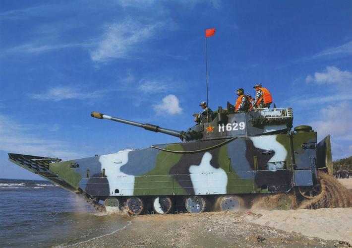 海边训练中的ztd05两栖突击炮