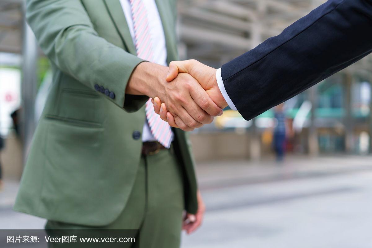 商人与合伙人握手.成交成功的概念和谈判协议.
