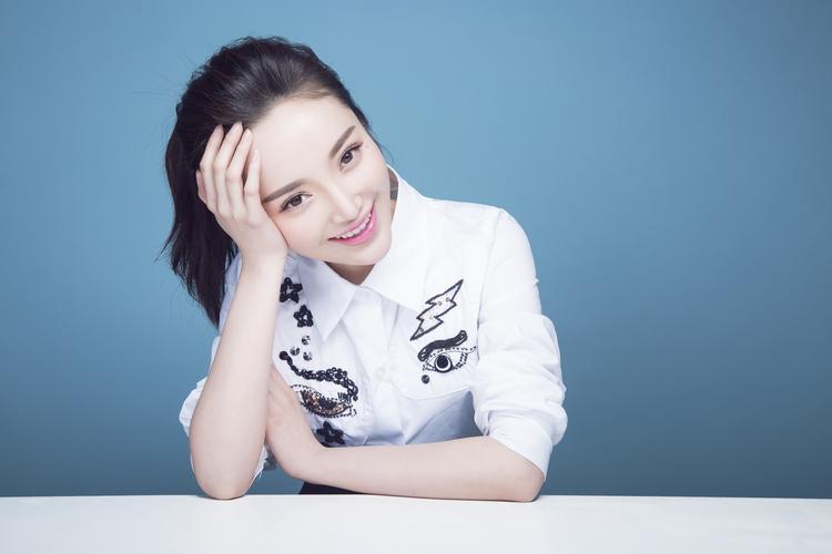 沙海》将于7月20日播出,泓萱此次饰演的尹南风,作为新月饭店的当家人