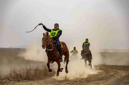 其它 赛马 写美篇4月11日,一群哈萨克族赛马爱好者举行了一场激烈的
