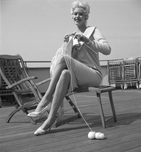 1958年,杰恩·曼斯菲尔德在乘船游览欧洲期间编织衣物.