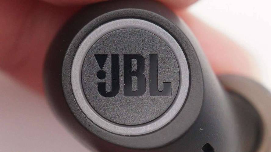 耳机背部为弧面,设计有环形指示灯和jbl品牌logo,具有很高的辨识度.