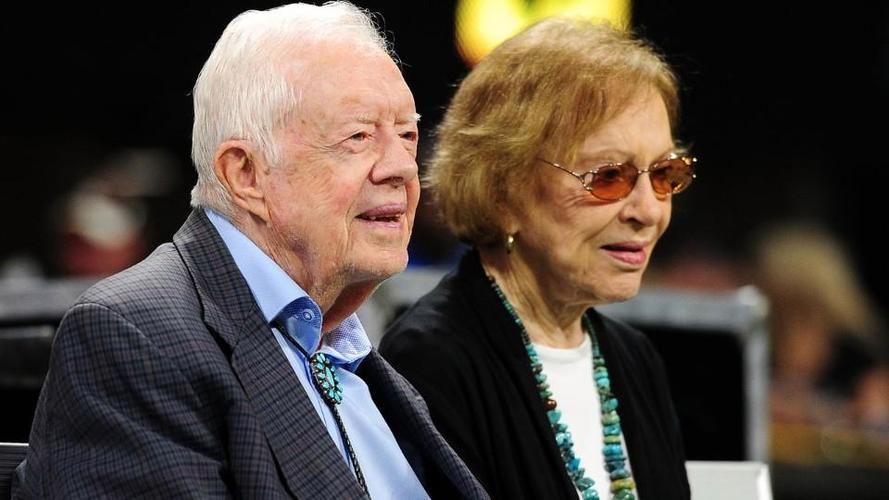 美国卡特中心5月30日表示,95岁的罗莎琳"继续与丈夫卡特一起快乐地