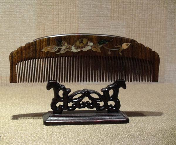 常州制作梳篦的历史迄今已有1600余年历史,是当地传统手工艺品.