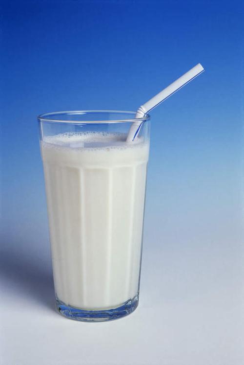 牛奶,无人,竖图,室内,特写,白天,正面,杯子,阴影,蓝色背景,光线,影子