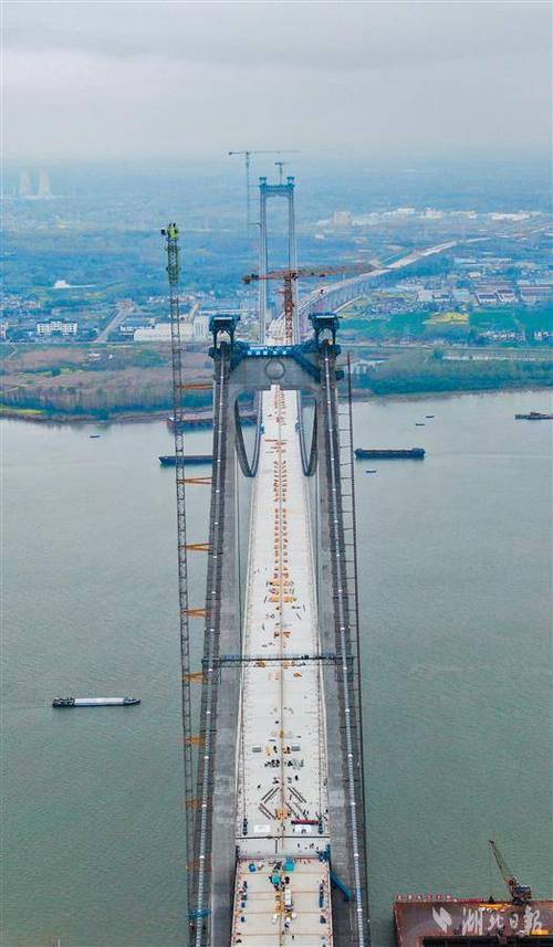 1560米一跨过江在鄂央企参建南京龙潭长江大桥主桥合龙