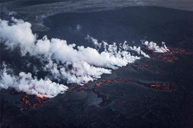 火山不停喷发出岩浆和浓烟,白色烟雾最长达到4.5公里.