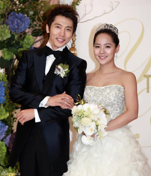 被誉为韩国娱乐圈最幸运的男星,30岁娶了自己初恋情人柳真,如今结婚11