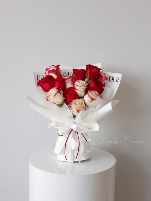 七夕玫瑰花束红色与白色的碰撞