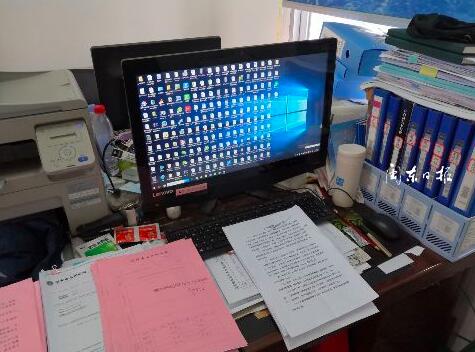 雷木成办公桌上放著许多工作文件,还有几包未拆封的药物.